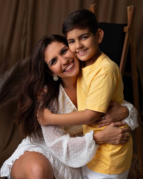 Ensaio de Dia das Mães em estúdio. Ensaio de Mãe e bebê'