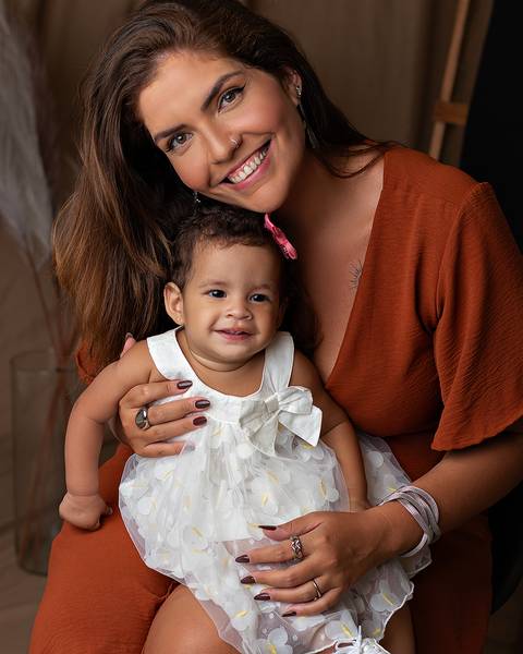 Ensaio de Dia das Mães em estúdio. Ensaio de Mãe e bebê'