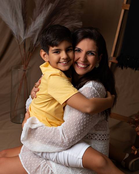 Ensaio de Dia das Mães em estúdio. Ensaio de Mãe e bebê'