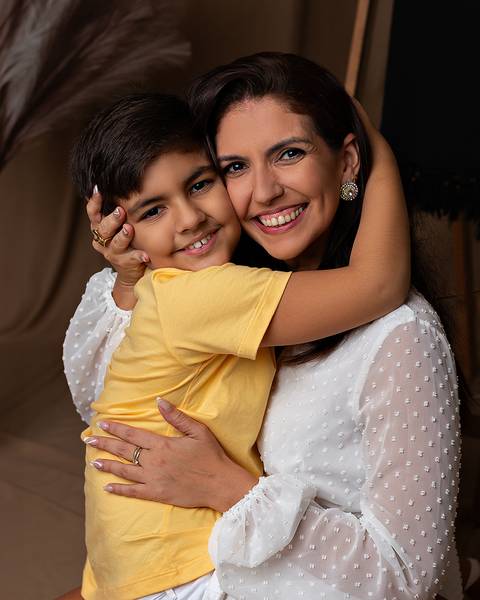 Ensaio de Dia das Mães em estúdio. Ensaio de Mãe e bebê'