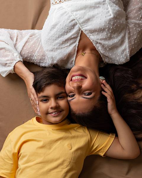 Ensaio de Dia das Mães em estúdio. Ensaio de Mãe e bebê'