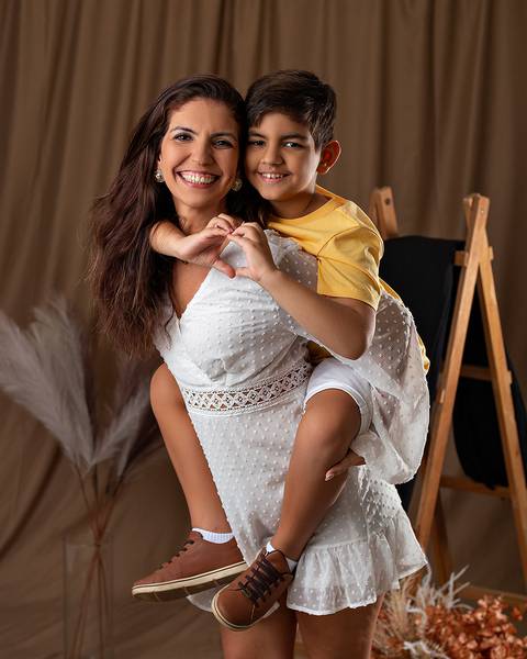 Ensaio de Dia das Mães em estúdio. Ensaio de Mãe e bebê'