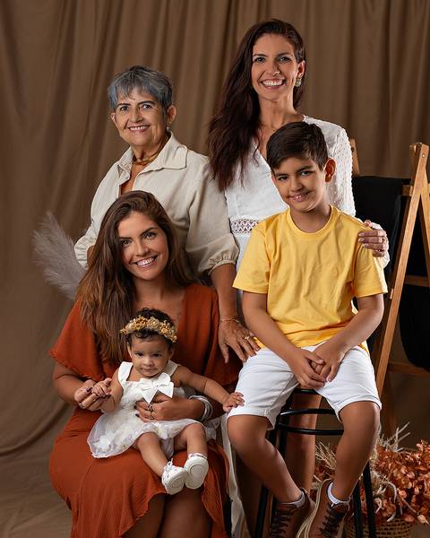 Ensaio de Dia das Mães em estúdio. Ensaio de Mãe e bebê'