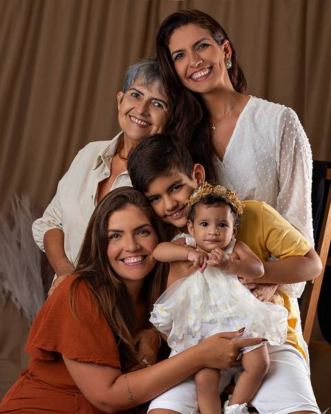 Ensaio de Dia das Mães em estúdio. Ensaio de Mãe e bebê'