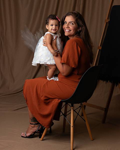 Ensaio de Dia das Mães em estúdio. Ensaio de Mãe e bebê'