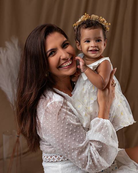 Ensaio de Dia das Mães em estúdio. Ensaio de Mãe e bebê'