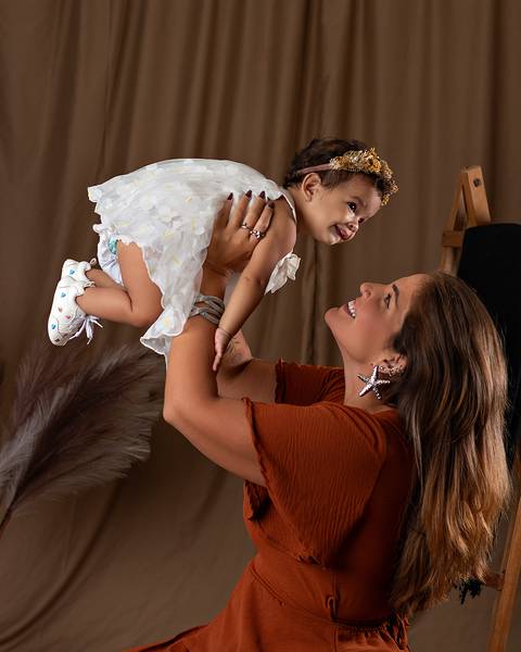 Ensaio de Dia das Mães em estúdio. Ensaio de Mãe e bebê'