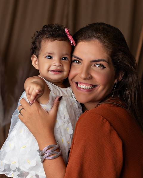 Ensaio de Dia das Mães em estúdio. Ensaio de Mãe e bebê'