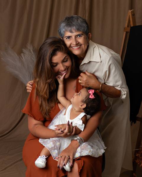 Ensaio de Dia das Mães em estúdio. Ensaio de Mãe e bebê'