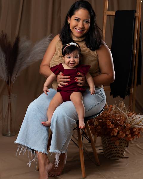 Ensaio de Dia das Mães em estúdio . Fotos mãe e filha'