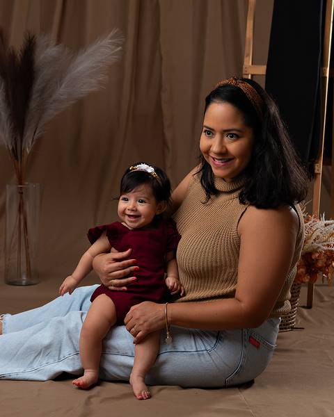 Ensaio de Dia das Mães em estúdio . Fotos mãe e filha'