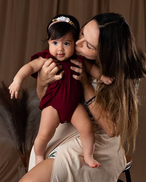 Ensaio de Dia das Mães em estúdio . Fotos mãe e filha'