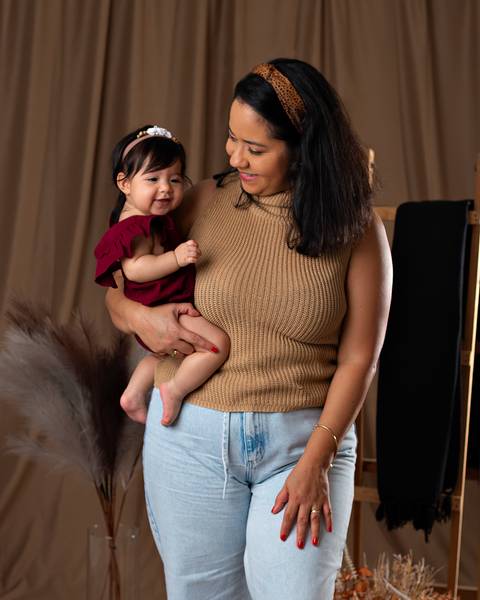 Ensaio de Dia das Mães em estúdio . Fotos mãe e filha'