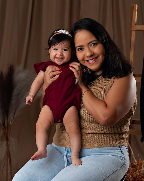 Ensaio de Dia das Mães em estúdio . Fotos mãe e filha'