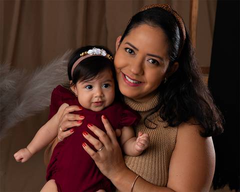 Ensaio de Dia das Mães em estúdio . Fotos mãe e filha'