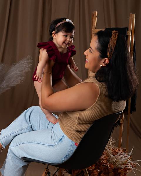 Ensaio de Dia das Mães em estúdio . Fotos mãe e filha'