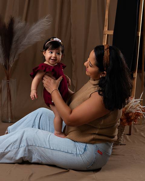 Ensaio de Dia das Mães em estúdio . Fotos mãe e filha'