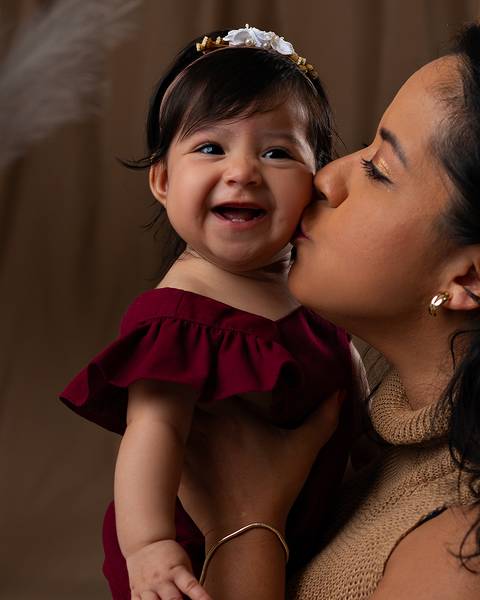 Ensaio de Dia das Mães em estúdio . Fotos mãe e filha'
