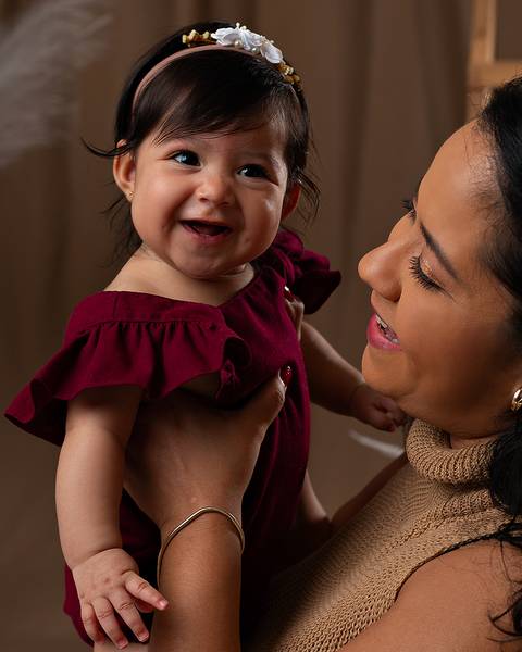 Ensaio de Dia das Mães em estúdio . Fotos mãe e filha'