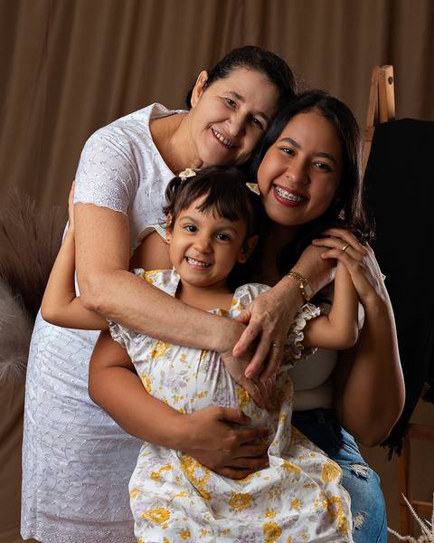 Ensaio de Dia das Mães com Mãe e filha em estúdio'