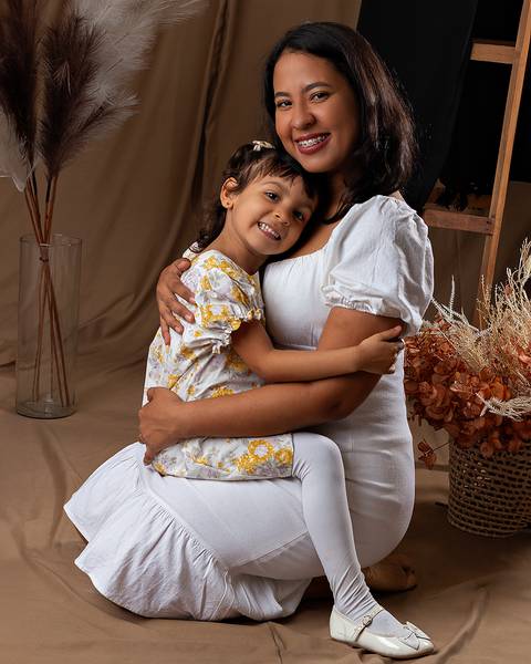 Ensaio de Dia das Mães com Mãe e filha em estúdio'