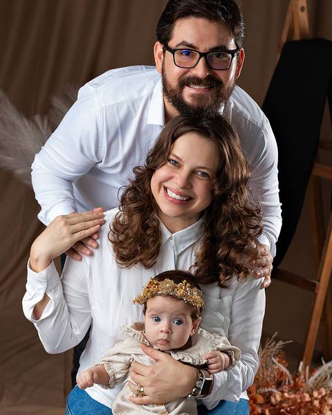 Ensaio de Dia das Mães em estúdio. Fotos de Mãe e filha bebê'