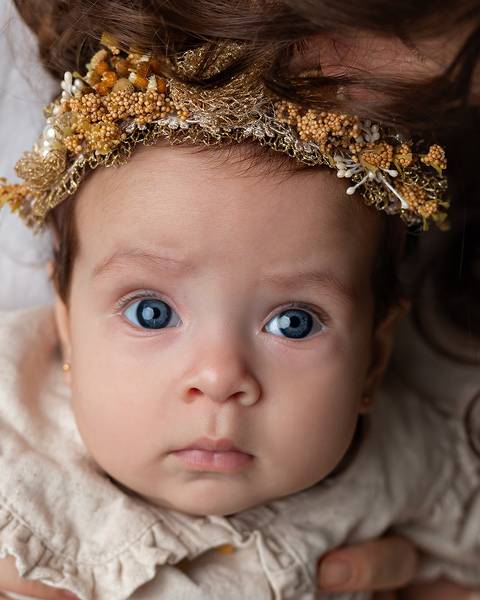Ensaio de Dia das Mães em estúdio. Fotos de Mãe e filha bebê'