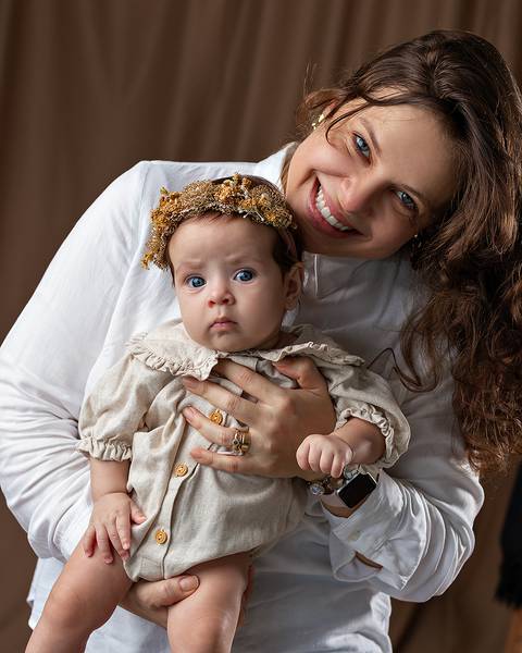 Ensaio de Dia das Mães em estúdio. Fotos de Mãe e filha bebê'