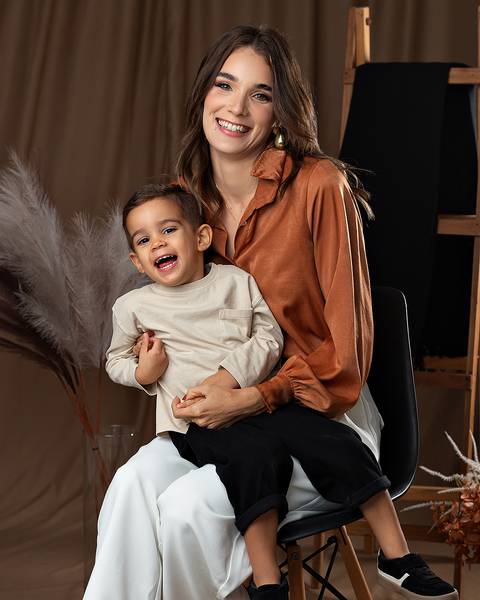 Ensaio de Dia das Mães com fotos de mãe e filho e avós.'