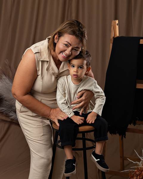 Ensaio de Dia das Mães com fotos de mãe e filho e avós.'