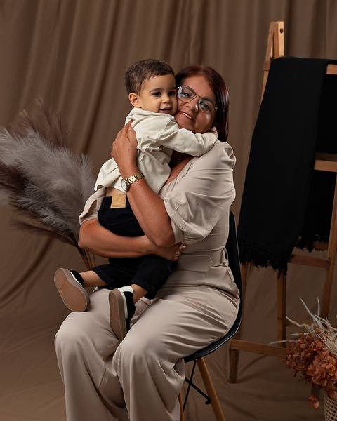 Ensaio de Dia das Mães com fotos de mãe e filho e avós.'