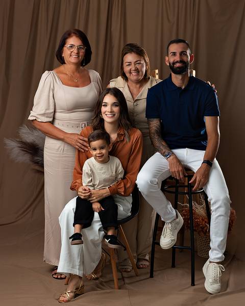 Ensaio de Dia das Mães com fotos de mãe e filho e avós.'