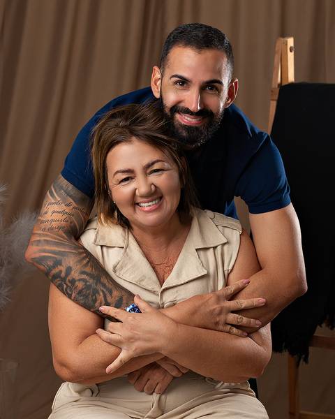 Ensaio de Dia das Mães com fotos de mãe e filho e avós.'