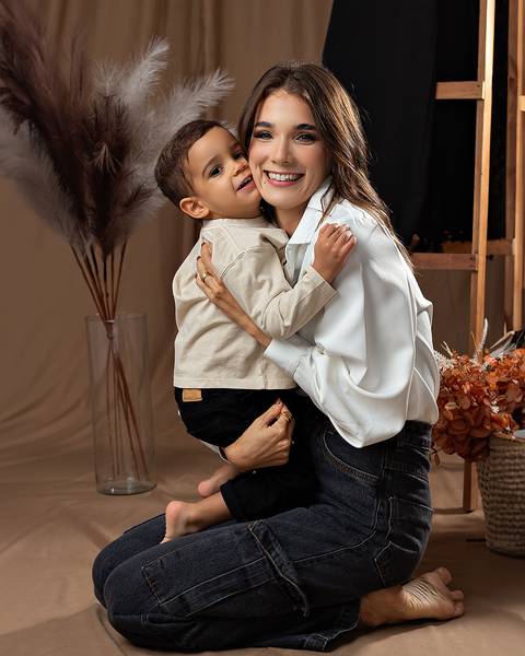 Ensaio de Dia das Mães com fotos de mãe e filho e avós.'