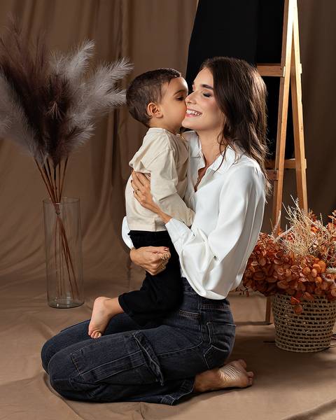 Ensaio de Dia das Mães com fotos de mãe e filho e avós.'
