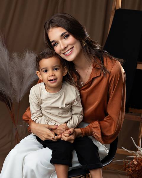 Ensaio de Dia das Mães com fotos de mãe e filho e avós.'