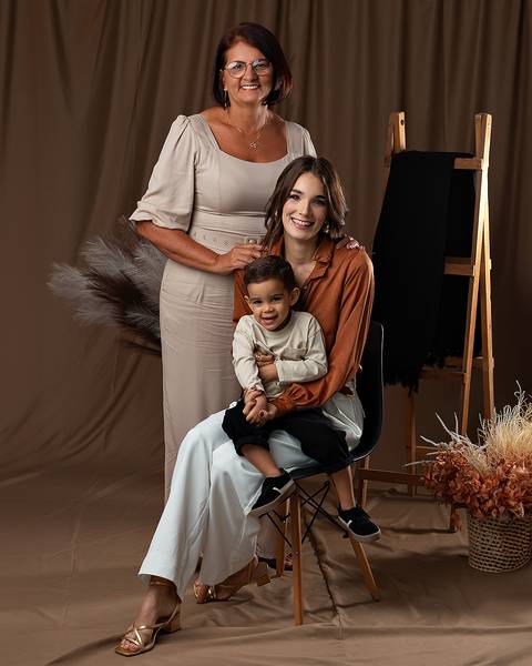Ensaio de Dia das Mães com fotos de mãe e filho e avós.'