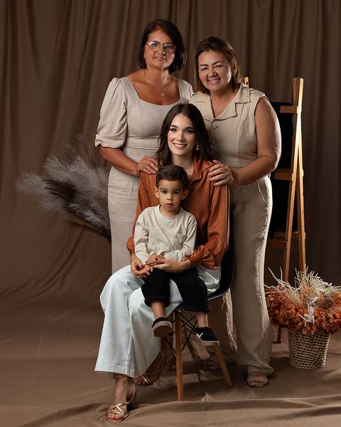 Ensaio de Dia das Mães com fotos de mãe e filho e avós.'