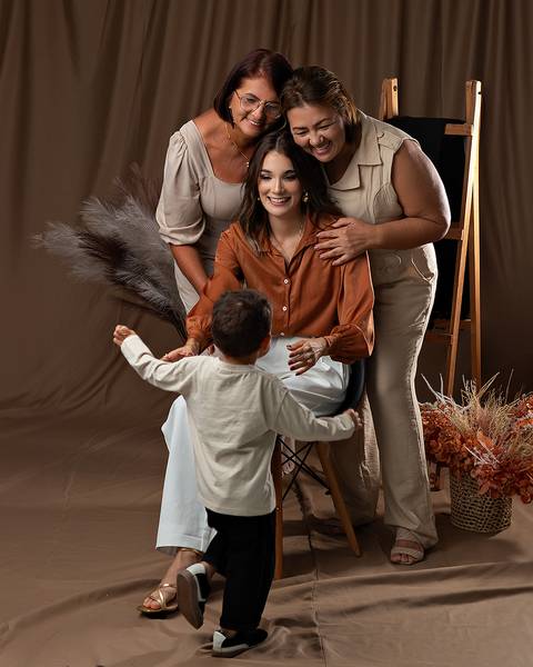 Ensaio de Dia das Mães com fotos de mãe e filho e avós.'