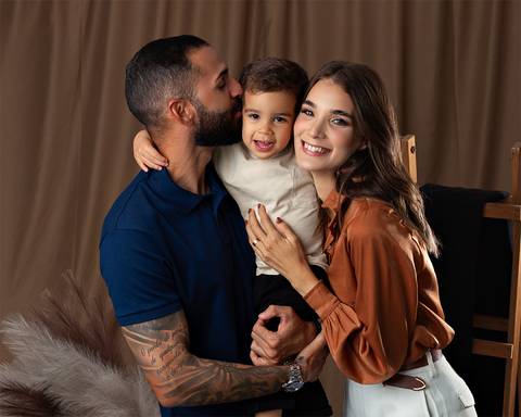 Ensaio de Dia das Mães com fotos de mãe e filho e avós.'