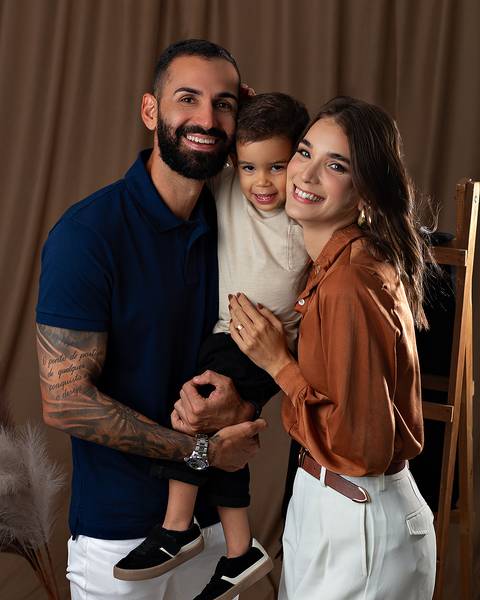 Ensaio de Dia das Mães com fotos de mãe e filho e avós.'