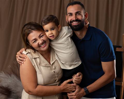 Ensaio de Dia das Mães com fotos de mãe e filho e avós.'