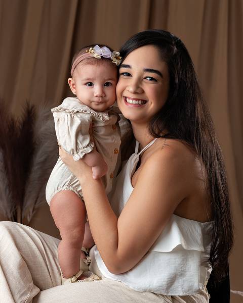 Ensaio de Dia das Mães em estúdio. Fotos de Mãe e filha'