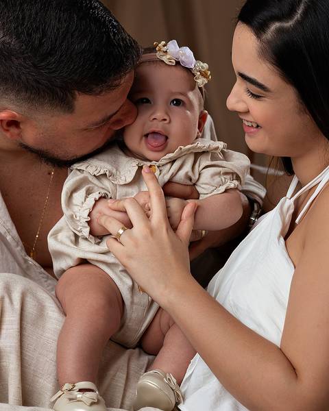 Ensaio de Dia das Mães em estúdio. Fotos de Mãe e filha'