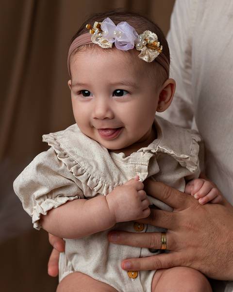 Ensaio de Dia das Mães em estúdio. Fotos de Mãe e filha'