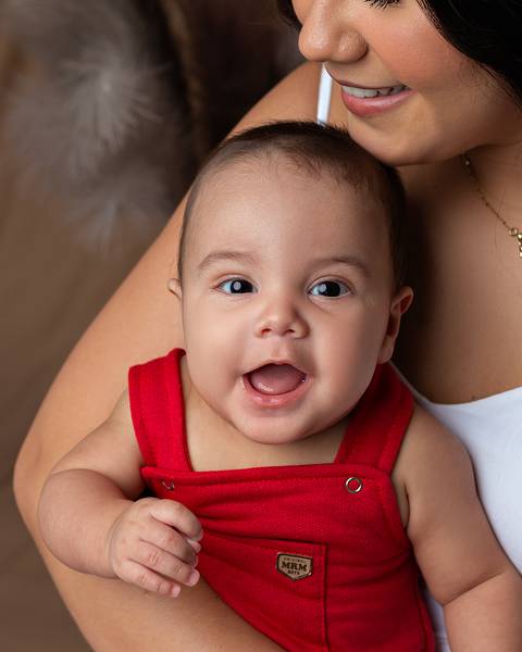 Dia das Mães de mãe e bebê. Fotos em estúdio.'