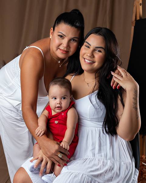 Dia das Mães de mãe e bebê. Fotos em estúdio.'