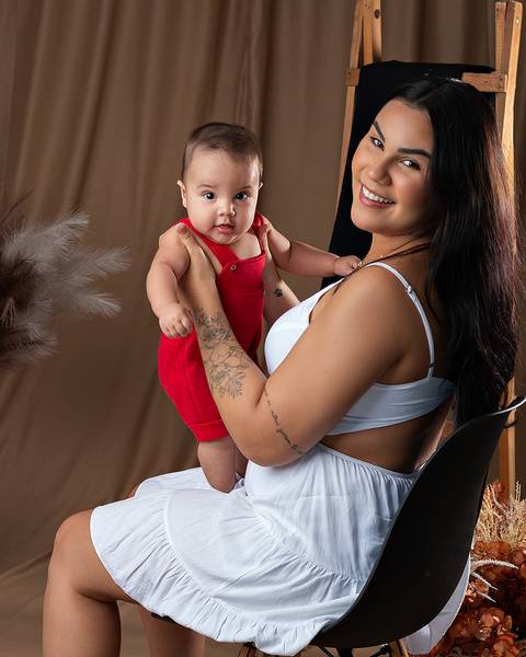 Dia das Mães de mãe e bebê. Fotos em estúdio.'