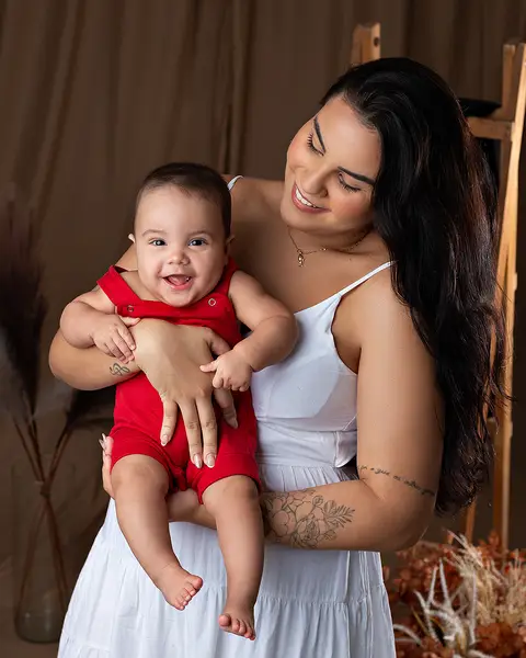 Dia das Mães de mãe e bebê. Fotos em estúdio.'
