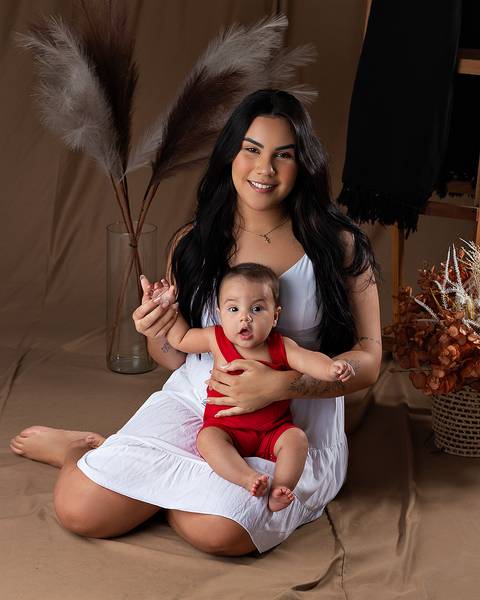 Dia das Mães de mãe e bebê. Fotos em estúdio.'